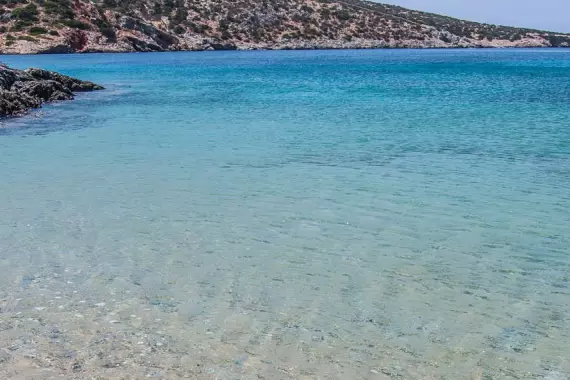 Playa y mar de Schinoussa en las Islas Cícladas de Grecia