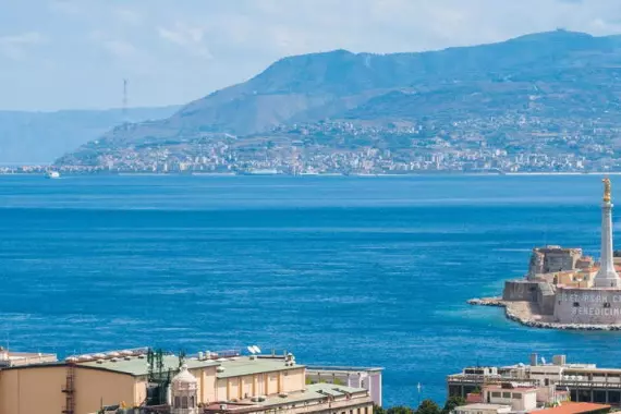 Messina, Sicilia: panorama del estrecho de la costa